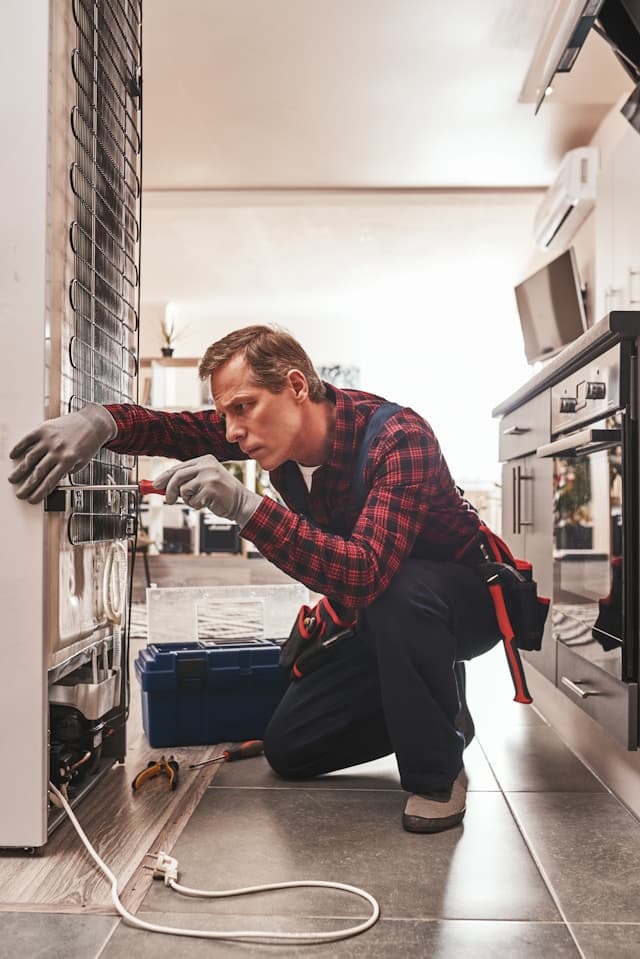 Professionell elektriker arbetar med elinstallation